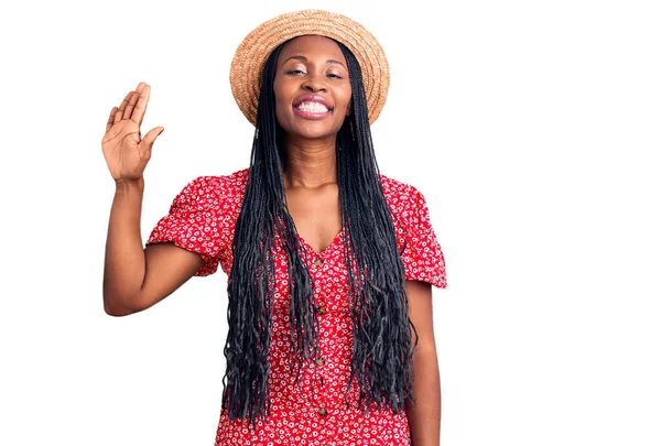 Genç Afro Amerikalı Kadın Yaz Şapkası Takıyor Beş Numaralı Parmaklarıyla — Stok fotoğraf