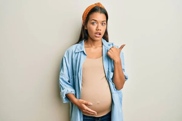 Mooie Latijns Amerikaanse Vrouw Verwacht Een Baby Het Aanraken Van — Stockfoto