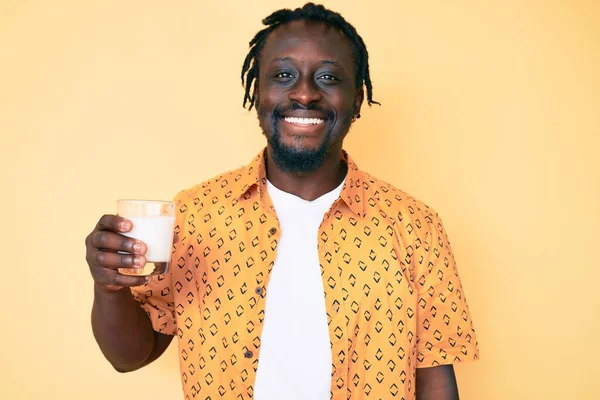 Ung Afrikansk Amerikansk Man Med Flätor Håller Glas Mjölk Ser — Stockfoto