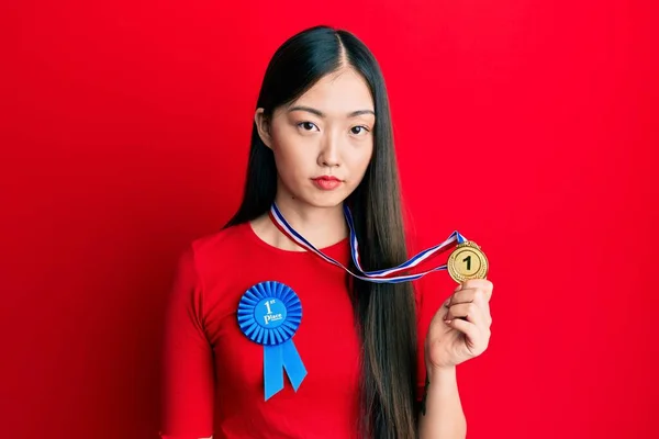 Ung Kinesisk Kvinna Bär Första Plats Bricka Innehar Medalj Tänkande — Stockfoto