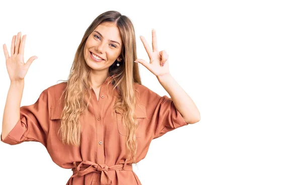 Schöne Kaukasische Frau Mit Blonden Haaren Trägt Einen Sommerlichen Jumpsuit — Stockfoto