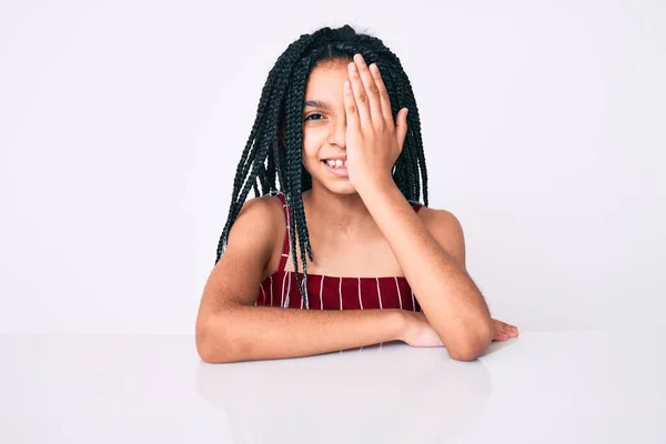 Niña Afroamericana Joven Con Trenzas Vestida Con Ropa Casual Sentada —  Fotos de Stock