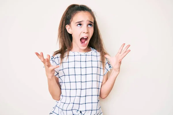 Χαριτωμένο Ισπανόφωνο Κορίτσι Φορώντας Casual Ρούχα Τρελός Και Τρελός Φωνάζοντας — Φωτογραφία Αρχείου
