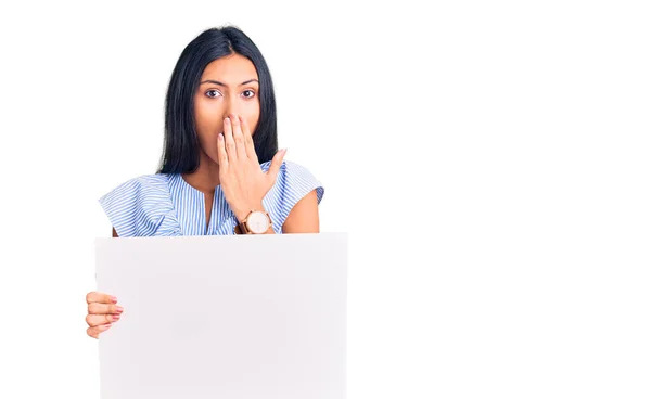 Junge Schöne Lateinische Mädchen Mit Leeren Transparenten Die Mund Mit — Stockfoto