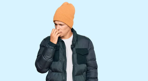 Knappe Blanke Man Draagt Sneeuwkleding Ziet Gestrest Nerveus Uit Met — Stockfoto