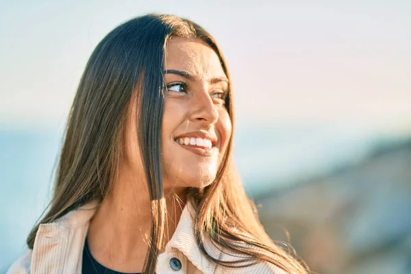 Junges Hispanisches Mädchen Lächelt Glücklich Der Promenade — Stockfoto