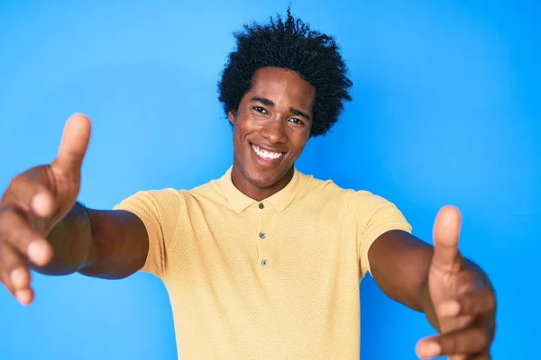 Bonito Americano Africano Com Cabelo Afro Vestindo Roupas Casuais Olhando — Fotografia de Stock