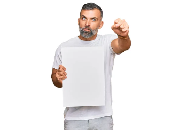Hombre Guapo Mediana Edad Sosteniendo Pancarta Vacía Blanco Molesto Frustrado — Foto de Stock