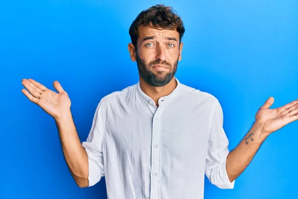 Homem Bonito Com Barba Vestindo Camisa Elegante Sem Noção Confundido — Fotografia de Stock