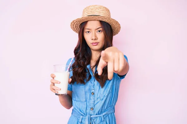 Ung Vacker Kinesisk Flicka Bär Sommar Hatt Hålla Glas Mjölk — Stockfoto