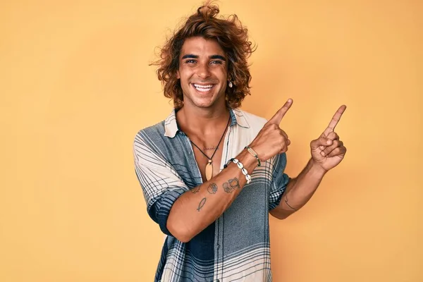 Молодий Іспаномовний Чоловік Літньому Стилі Посміхається Дивиться Камеру Спрямовану Двома — стокове фото