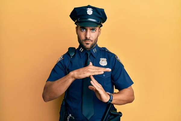 Snygg Latinamerikansk Man Klädd Polisuniform Gör Time Out Gest Med — Stockfoto