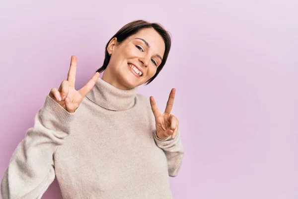 Mulher Morena Jovem Com Cabelo Curto Vestindo Camisola Inverno Casual — Fotografia de Stock