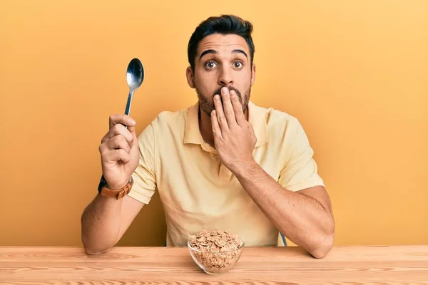 Young Hispanic Man Eating Healthy Whole Grain Celears Sitting Table — Stock Photo, Image