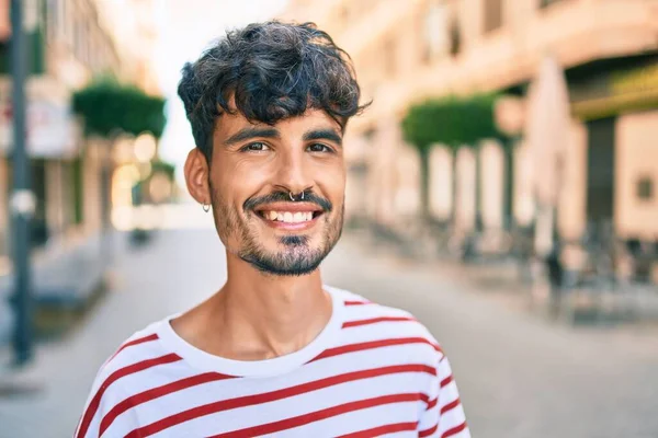 Ung Latinamerikansk Man Ler Glad Promenader Gatan Staden — Stockfoto