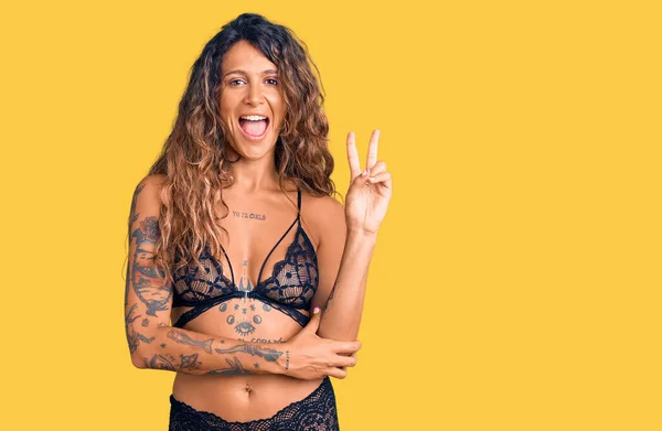Ung Latinamerikansk Kvinna Med Tatuering Klädd Underkläder Leende Med Glada — Stockfoto
