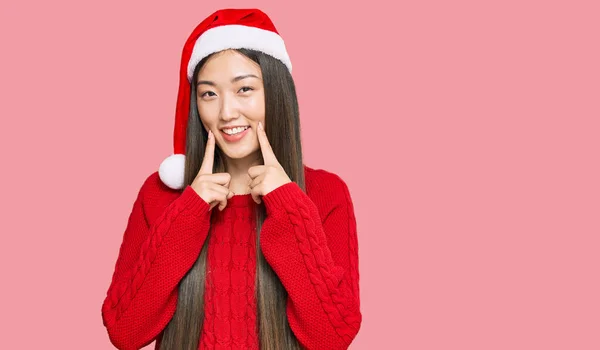 Jeune Femme Chinoise Portant Chapeau Noël Souriant Avec Bouche Ouverte — Photo