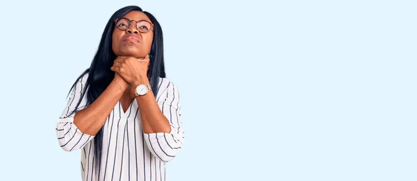 Jeune Femme Afro Américaine Portant Des Vêtements Décontractés Des Lunettes — Photo