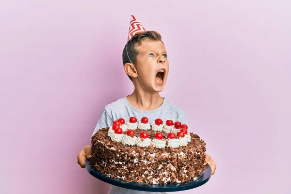 Schattige Blanke Jongen Viert Verjaardag Met Taart Boos Gek Schreeuwend — Stockfoto