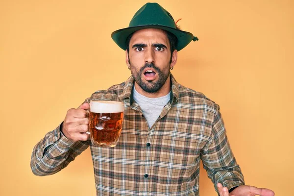 Snygg Hispanic Man Med Skägg Bär Oktoberfest Hatt Dricka Rädd — Stockfoto