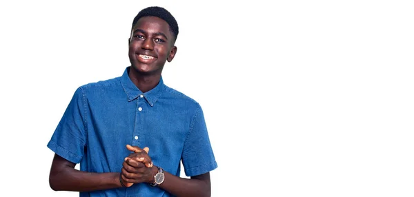 Genç Afro Amerikan Adam Günlük Kıyafetler Giyip Ellerini Birleştiriyor Gülümsüyor — Stok fotoğraf