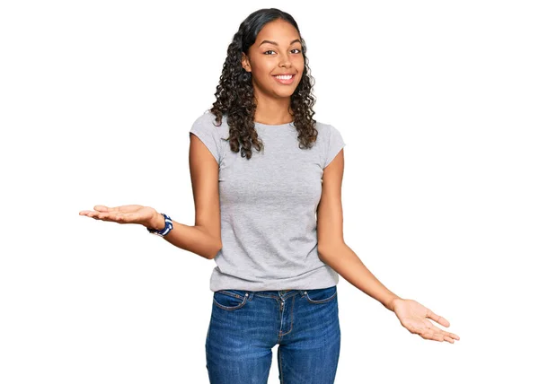 Jovem Menina Afro Americana Vestindo Roupas Casuais Sorrindo Alegre Com — Fotografia de Stock