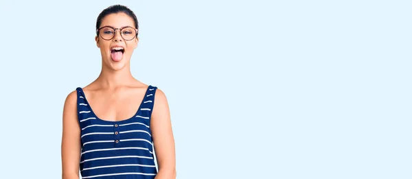 Ung Vacker Kvinna Bär Casual Kläder Och Glasögon Sticker Tungan — Stockfoto