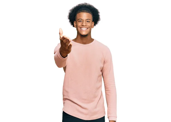 Afroamerikansk Man Med Afro Hår Bär Casual Kläder Ler Vänlig — Stockfoto
