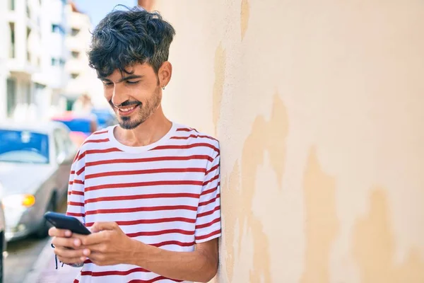 Genç Spanyol Adam Mutlu Gülümsüyor Şehrin Duvarına Yaslanmış Akıllı Telefon — Stok fotoğraf