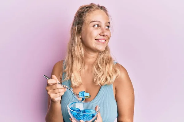 Ung Blond Flicka Äter Mätaren Gör Diet För Viktminskning Ler — Stockfoto