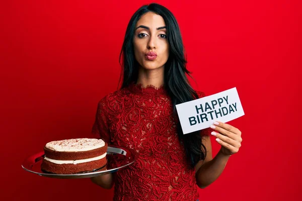 Hermosa Mujer Hispana Celebrando Cumpleaños Con Pastel Mirando Cámara Soplando — Foto de Stock