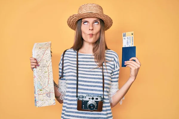 Mulher Turística Caucasiana Bonita Segurando Mapa Cidade Passaporte Fazendo Cara — Fotografia de Stock