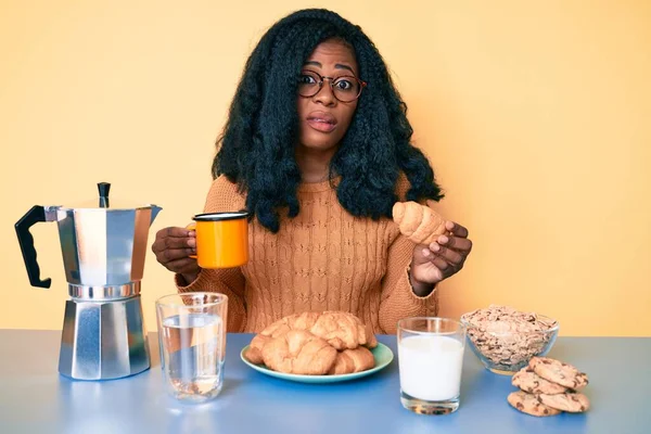 Jeune Femme Afro Américaine Mangeant Petit Déjeuner Tenant Croissant Expression — Photo