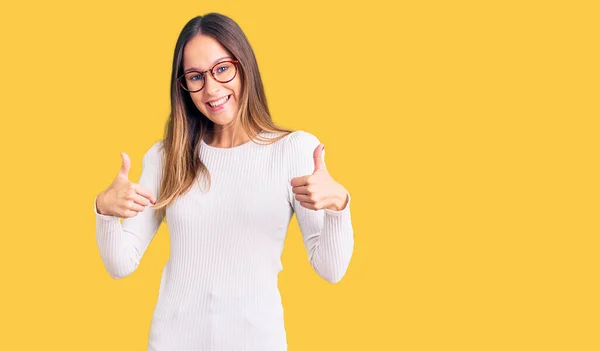 Vacker Brunett Ung Kvinna Bär Casual Vit Tröja Och Glasögon — Stockfoto