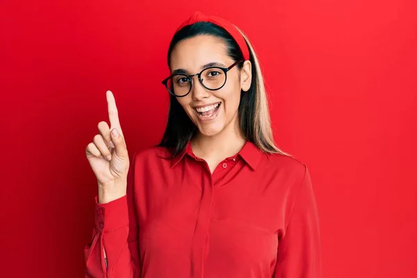 Mulher Hispânica Jovem Vestindo Roupas Casuais Óculos Espreitando Choque Cobrindo — Fotografia de Stock