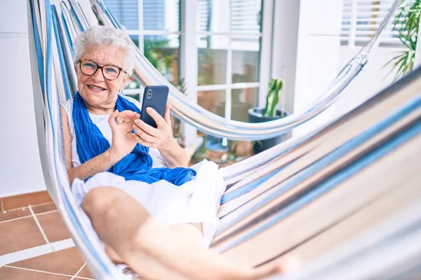 Ältere Seniorin Mit Grauen Haaren Lächelt Glücklich Und Entspannt Mit — Stockfoto