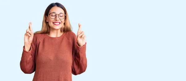 Krásná Mladá Žena Neformálních Šatech Brýlích Ukazujíc Prstem Usmívala Nadějí — Stock fotografie
