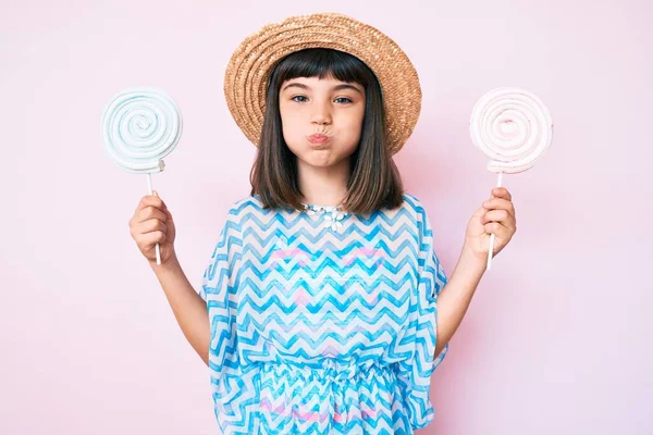 Menina Com Estrondo Usando Vestido Verão Comendo Doces Soprando Bochechas — Fotografia de Stock