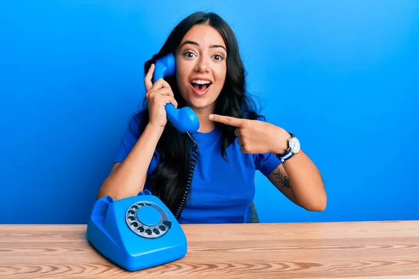 Krásná Brunetka Mladá Žena Mluvící Vintage Telefon Úsměvem Šťastný Ukazující — Stock fotografie