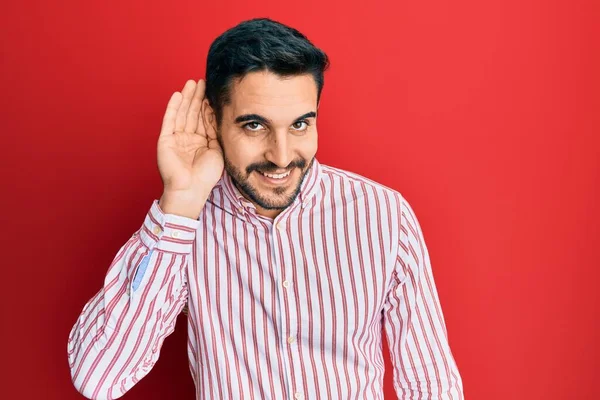 Joven Hombre Hispano Con Camisa Negocios Sonriendo Con Mano Sobre — Foto de Stock