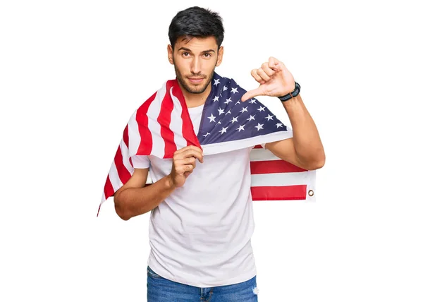 Ung Stilig Man Håller Usa Flagga Med Argt Ansikte Negativa — Stockfoto