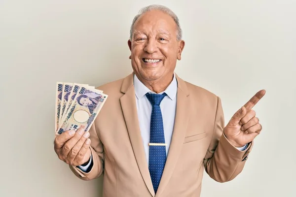 Hombre Caucásico Mayor Sosteniendo Billetes Yen Japoneses Sonriendo Feliz Señalando —  Fotos de Stock