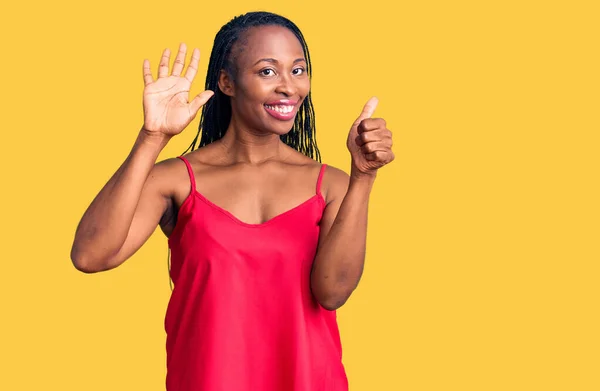 Jonge Afrikaanse Amerikaanse Vrouw Dragen Casual Kleding Tonen Wijzen Met — Stockfoto