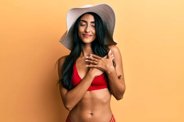 Beautiful Hispanic Woman Wearing Bikini Summer Hat Smiling Hands Chest — Stock Photo, Image