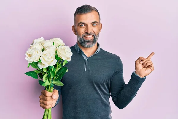 Középkorú Jóképű Férfi Kezében Csokor Fehér Virágok Mosolyogva Boldog Mutató — Stock Fotó