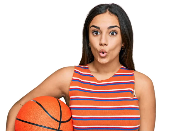 若いですブルネット女性保持バスケットボールボール怖がっていると驚きのために口を開けて 信じられない顔 — ストック写真