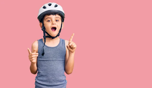 Bisiklet Kaskı Takan Küçük Sevimli Çocuk Başarılı Bir Fikirle Işaret — Stok fotoğraf