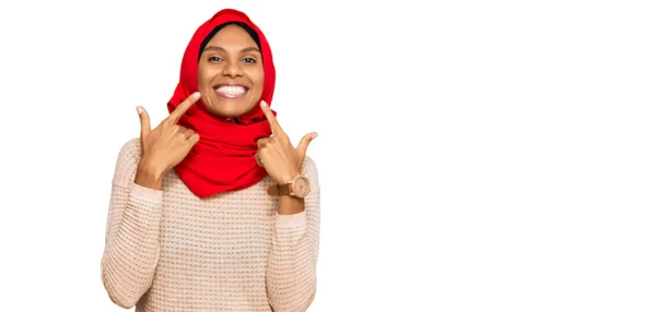 Νεαρή Αφροαμερικανή Γυναίκα Φορώντας Παραδοσιακό Ισλαμικό Μαντήλι Χιτζάμπ Χαμογελώντας Ανοιχτό — Φωτογραφία Αρχείου