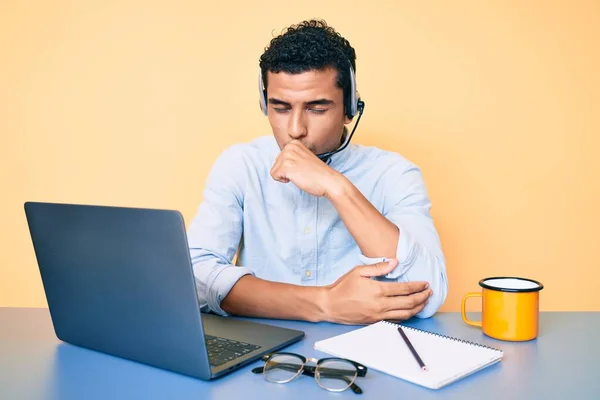 Jeune Homme Hispanique Beau Travail Bureau Portant Casque Opérateur Sentent — Photo