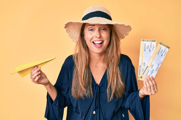 Mujer Hispana Mediana Edad Con Sombrero Verano Sosteniendo Tarjeta Embarque —  Fotos de Stock
